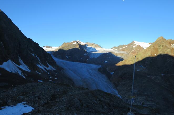 Abstieg zum Mittelbergferner. In Bildmitte der Rechte Fernerkogel, rechts davon der Aufstieg zum Mittelkarjoch.