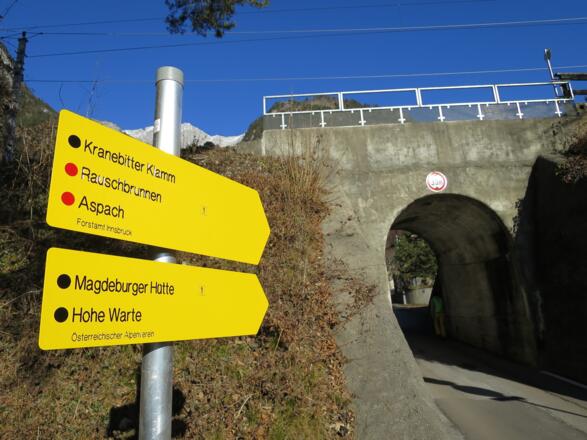 Bahnunterführung in der Klammstraße, unmittelbar neben &quot;Bahnhof&quot; Kranebitten und Bushaltestelle, ca. 6 Gehminuten vor dem Klammeingang.