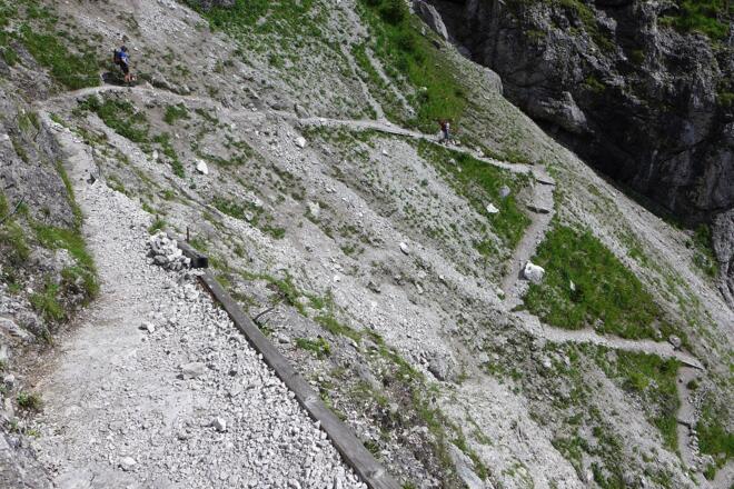 Steile Serpentinen im Aufstieg