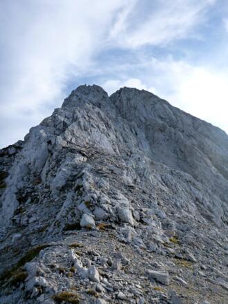 Blick zurück auf den oberen Teil des Ostgrates der Rumer Spitze