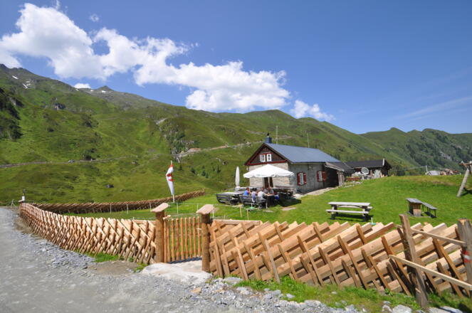 Auf dem Weg zur Kreffelder Hütte: Die Salzburger Hütte - ein nettes Jausenplatzerl