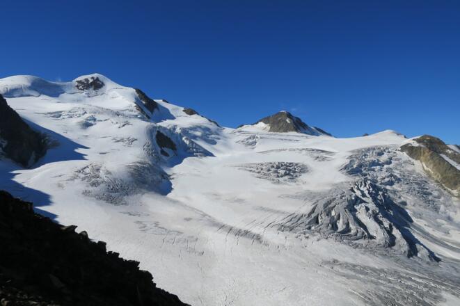 Am Mittelbergjoch angekommen, hat man einen herrlichen Blick auf die Wildspitze, Hinterer Brochkogel und die Petersenspitze (Von links nach rechts)