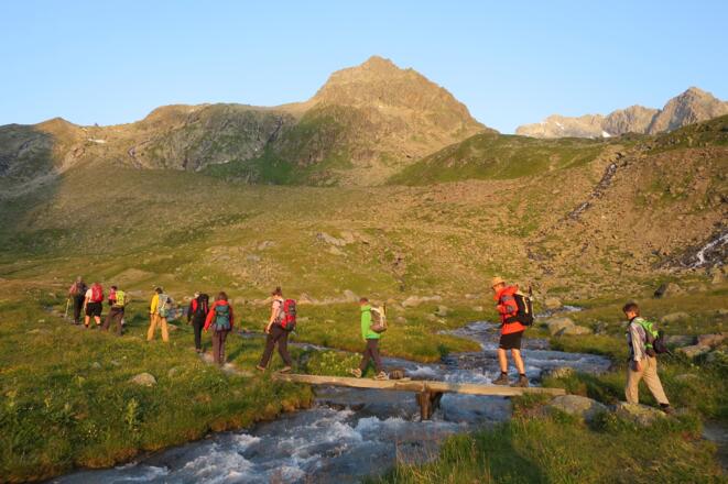 Kurz nach der Brücke zweigen wir rechts ab und steigen zur Moräne auf.
