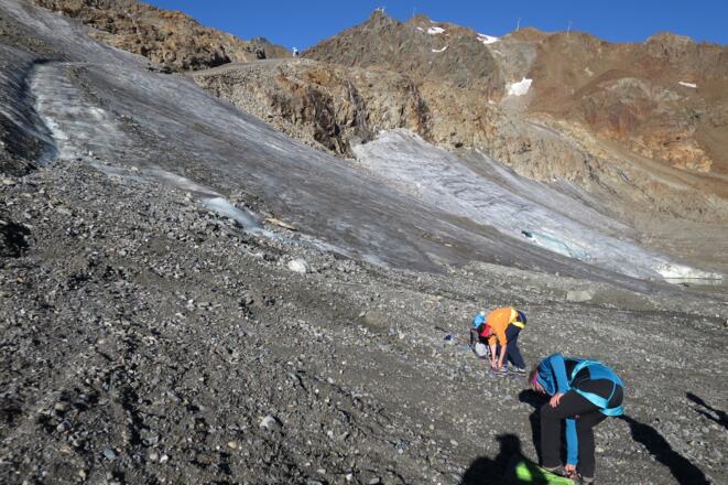 Kurz nach der Seeselift Talstation erreichen wir nochmals ein steiles Eisfeld, wo wir die Steigeisen erneut anlegen müssen.