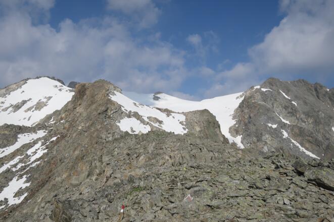 Am Gratrücken angekommen, links der Vordere Wilde Turm rechts der  Bildmitte der Aufstieg zum WIlden Hinterbergl.