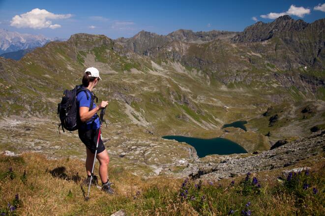Tiefblick von der Scharte östlich des Scharnocks hinunter auf die Landawirseen und die Landawirseehütte