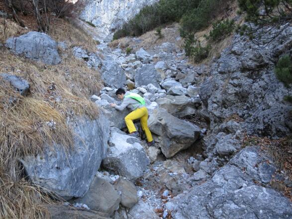Noch wenige Meter durch das verblockte Bachbett aufwärts, ...