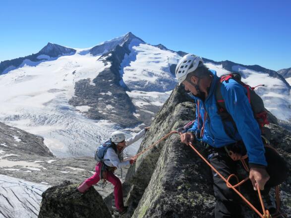 ... und die Turmspitze ist erreicht. Hinten Klein- und Großvenediger.