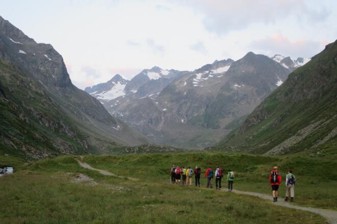 Gleich am Beginn der Tour ist die wuchtige Gestalt des Aperen Turm zu erkennen, rechts im Bild.r 