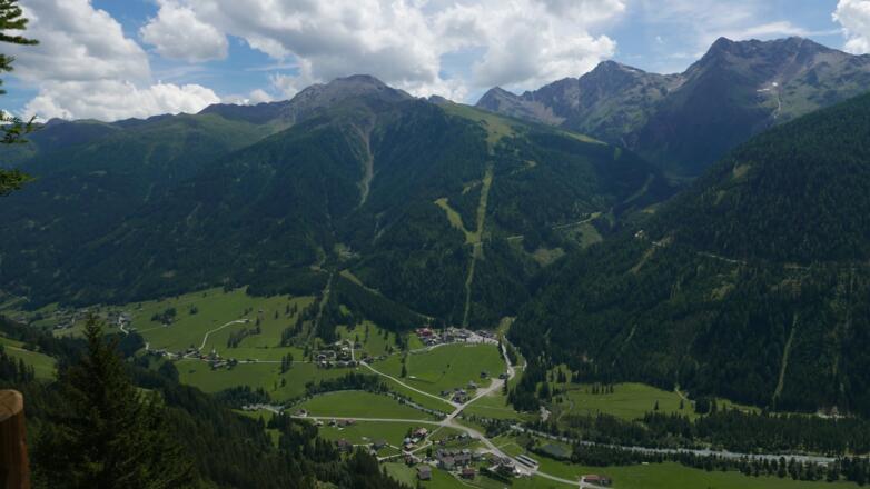 Am Sprung, Blick auf von links: gr. Leppleskofel, Rote Spitze, Weiße Spitze, und das Skigebiet von St. Jakob