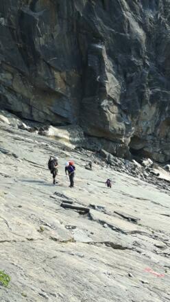 Aufstieg über eine Felsplatte