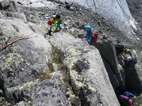 Klettern in Dreierseilschaft mit Seilweiche für die Mittelfrau.