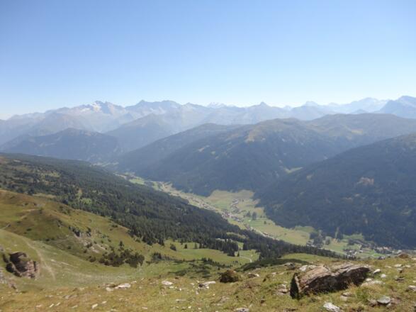 Blick am Aufstiegsweg hinunter nach Obernberg