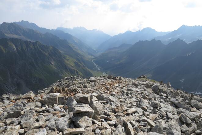Aussicht vom Gipfel hinunter durch das Alpeiner Tal.