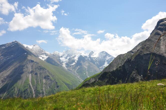 Die Vorfreude auf Tag 2 und 3 wächst: Links tauchen Hoher Tenn und das Wiesbachhorn auf - 