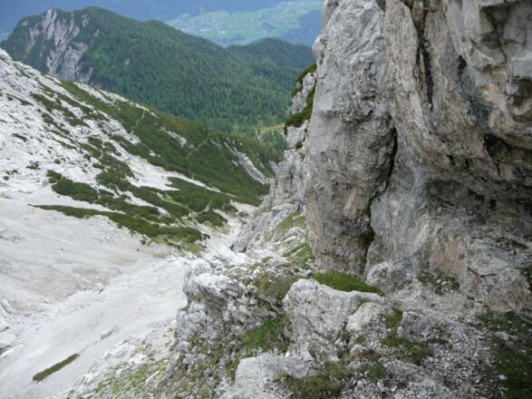 Rückblick ins Wörglkar und auf den Weg durch die Latschen