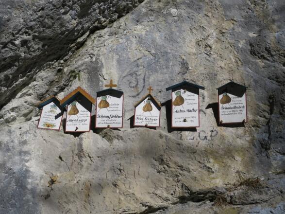 Vom Verein für Heimatschutz erneuerte Gedenktafeln.