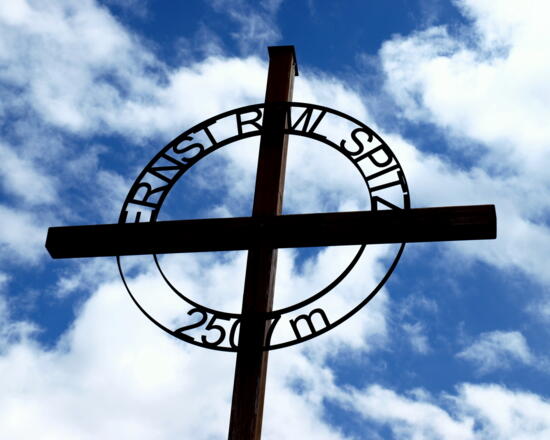 Das Gipfelkreuz der Ernst-Riml-Spitze (2.512 m) zeigt noch die alte Höhenangabe.