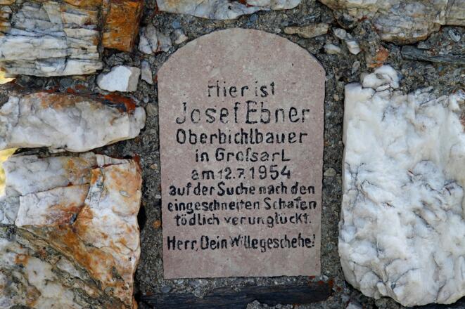 Gedenktafel auf einem Marterl im Murtörl