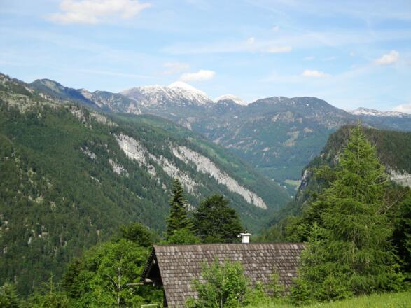 Die Aussicht reicht vom Berggasthof auch ins Tote Gebirge 