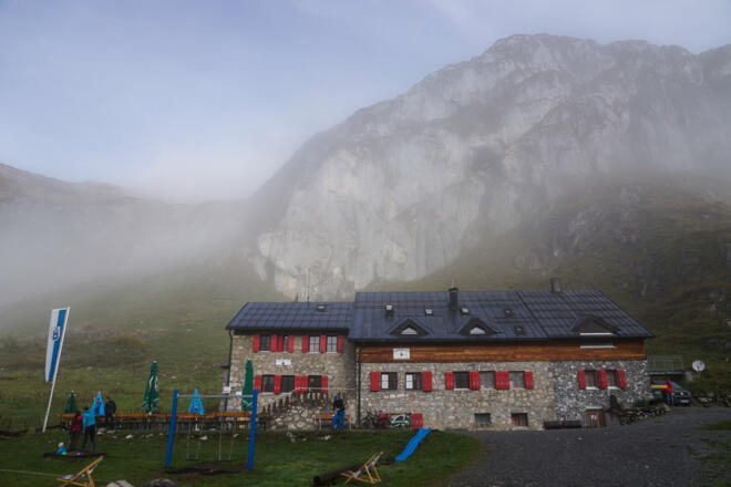 Start an der Ravensburger Hütte (1), hier im Morgennebel. 