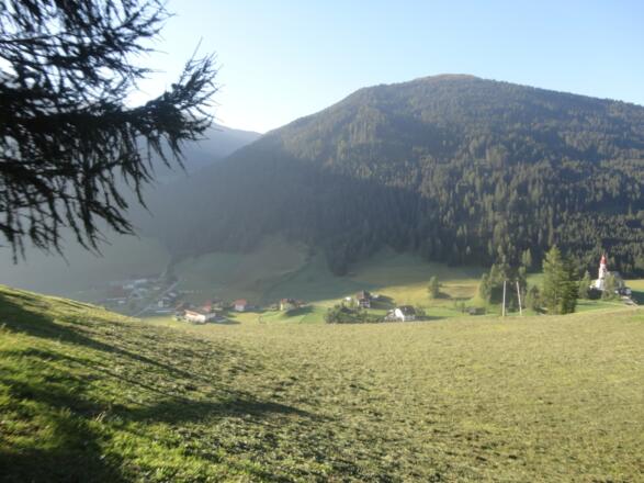 Erster Blick beim Austritt aus dem Lärchenwald