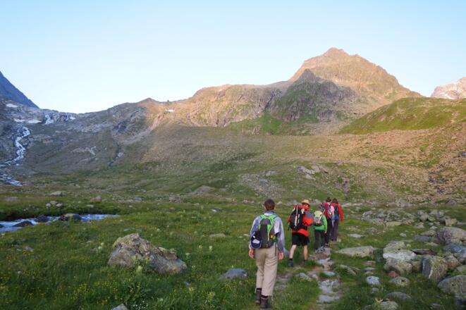Links der Alpiener Bach, rechts im Bild die Gletschermoräne über die der Aufstiegsweg führt.
