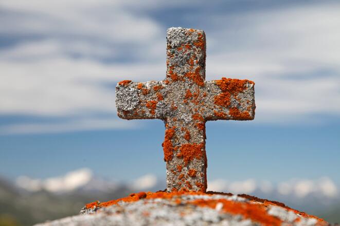 Flechtenschmuck: Kreuz auf einem Marterl im Murtörl