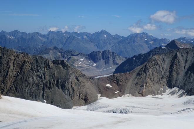 Blick hinunter zum Mittelbergjoch.