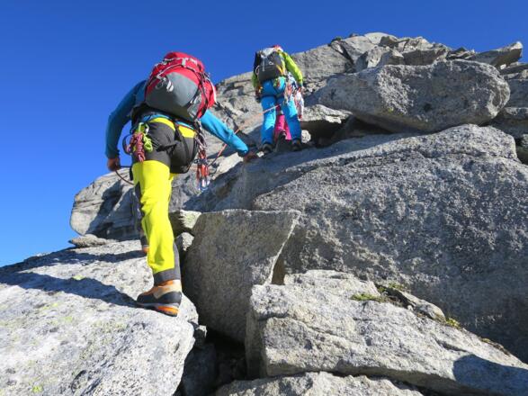Gewaltige Gneisblöcke sind ein Charakteristikum dieses Grates.
