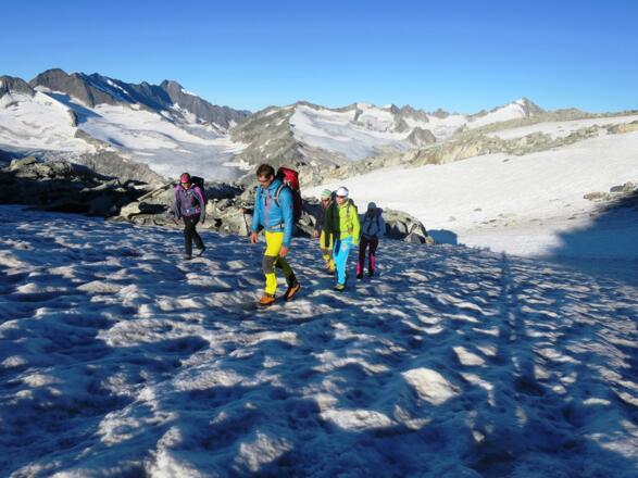 Blick nach Südwesten zu den Simonyspitzen und der Dreiherrenspitze (3499 m). Ganz rechts die Schlieferspitze (3289 m).
