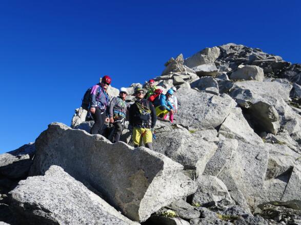Der Scheitelpunkt des Grates ist erreicht und bequeme Plätze zum Anseilen gibt es auch.