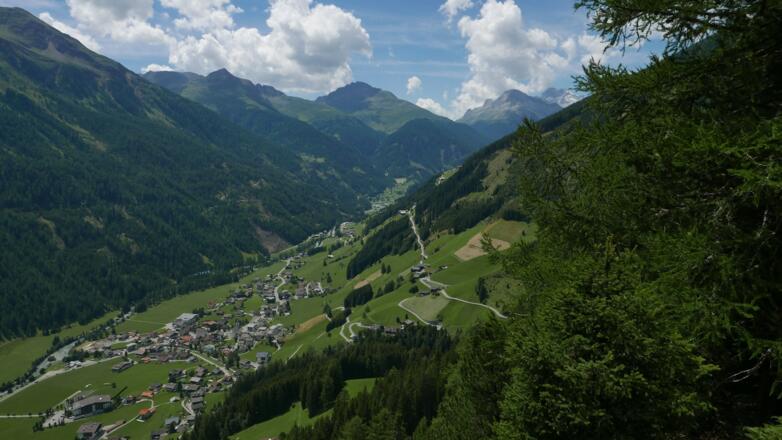 Am Sprung, Blick auf St. Jakob, von links: Kahorn, Def. PFannhorm, Almerhorn und Hochgall