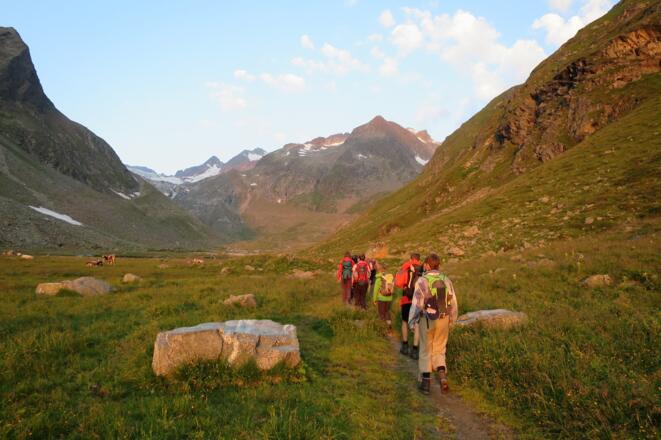 Wir wandern zunächst flach entlang des Alpeiner Baches hinein.