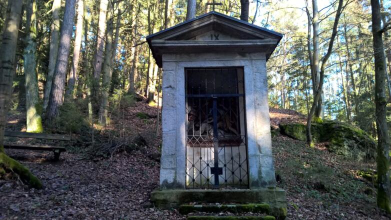 Eine der Stationen am Kreuzweg nach St. Peter
