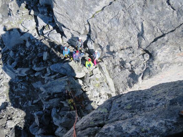 Blick nach unten in die Scharte, in die abgeseilt wird. Der nächste Steilaufschwing, der auch umgangen werden kann, wird über den markanten Riss erklettert.