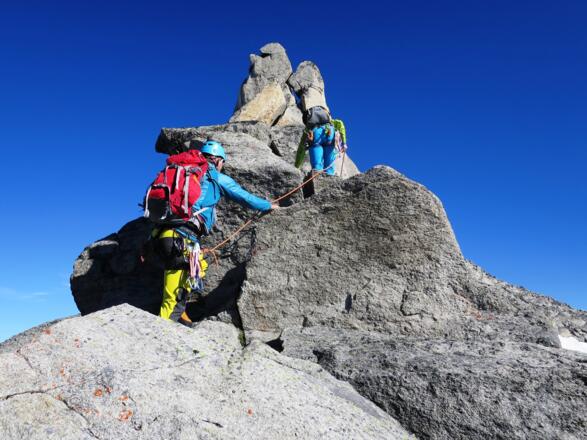 Wir nähern uns dem markanten Gratturm. Wer genau schaut, sieht das kleine Felsfenster unterhalb der Turmspitze, durch das man durchkriecht (sofern man den Turm erklettern will).