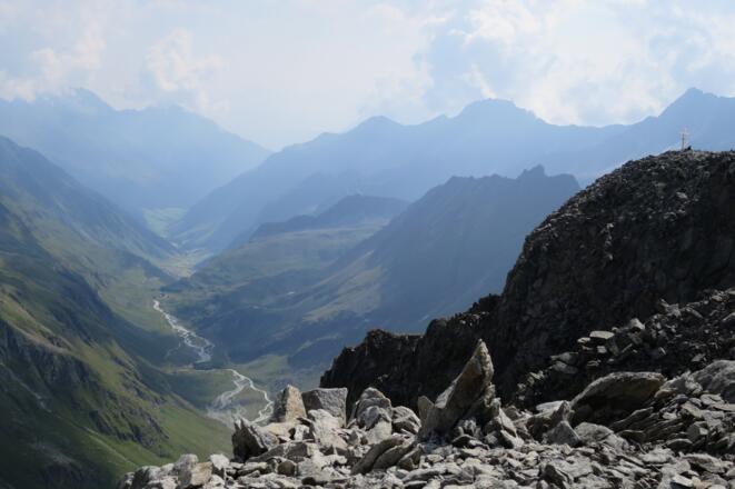 Das Gipfelkreuz des Aperen Turm, links davon das Alpeiner Tal mit dem Aufstieg.