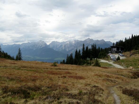 Am Loassattel, Blickrichtung Inntal. Vorne im Bild der Gasthof Gamsstein