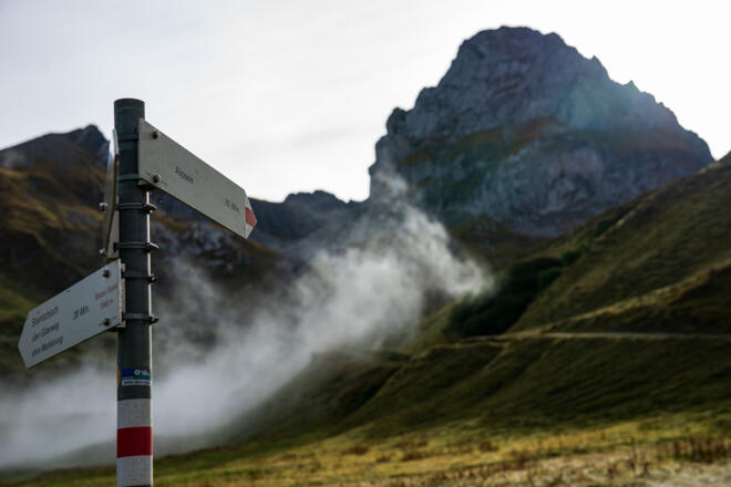 Abzweig zum Alpsee (2) nahe der Ravensburger Hütte, im Hintergrund die Roggalspitze im Morgenlicht.