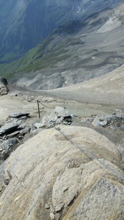 leichter Steig mit Seilsicherung