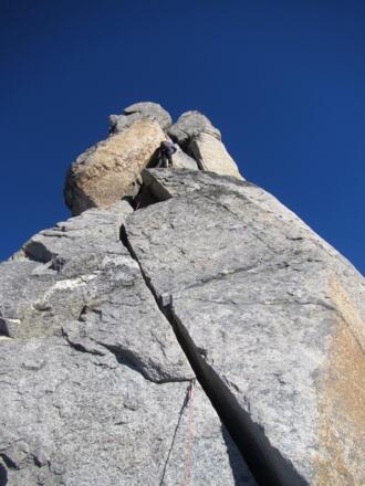 ... direkt auf das Felsfenster zu.