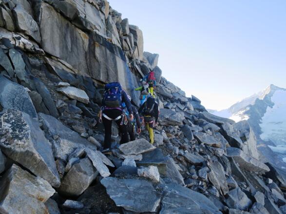 Das letzte Stück hinaus auf den Grat ist ein ziemlicher Schotterhaufen. Vorsicht, auch bei den großen Blöcken. 