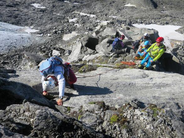 Kurze Passagen 2+, 3- erfordern für weniger Geübte Sicherung von oben.
