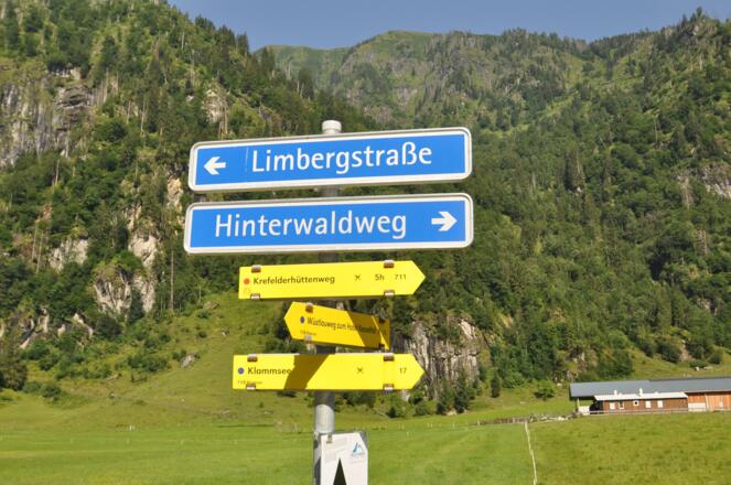 Startpunkt der Tauerntour: Die Bushaltestelle &quot;Hinterwald&quot; 