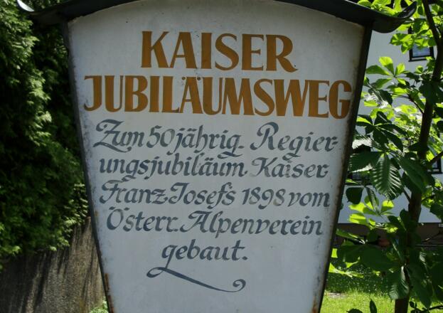 Links der Hinweistafel beginnt der Jubiläumsweg
