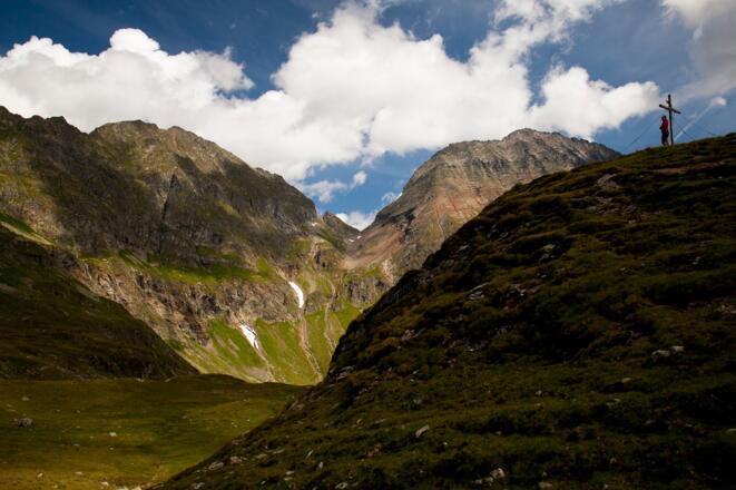 Beim kleinen Almkreuz über der Landawirseehütte; hinten Gollingscharte und Hochgolling (rechts)