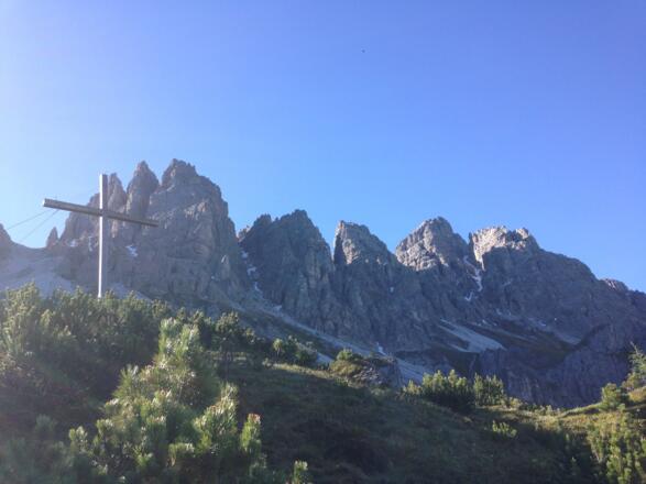 Am Papstkreuz - dahinter die Schlicker Zinnen