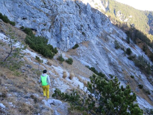Wir folgen dem Weg nach rechts (Osten), der unter den Steilwänden vorbeiführt. 