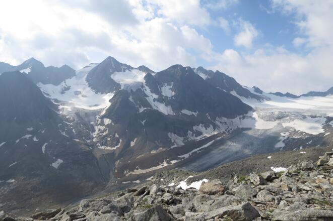 Gipfelpanorama aufenommen vom Aperen Turm. Hier die Östliche Seespitze.